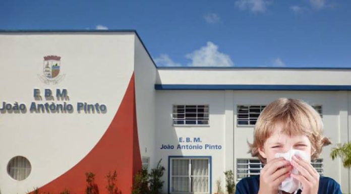 POLÊMICA EM PENHA: Alunos ficam fora da sala após suspeita de gripe e pais cobram explicações