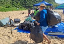 Ação de limpeza retira lixo e até sofá da areia da Praia Vermelha, em Penha