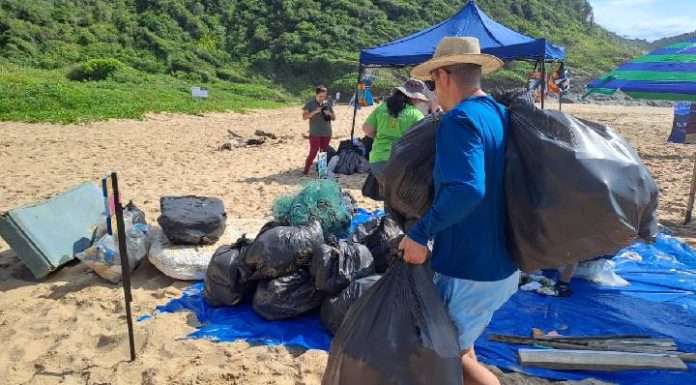 Ação de limpeza retira lixo e até sofá da areia da Praia Vermelha, em Penha