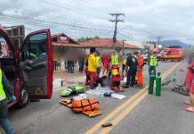 Ciclista morre após ser atropelado por caminhão na SC-410 em Tijucas