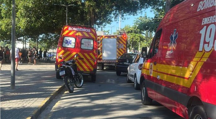 Turista se afoga em praia de Penha e é salvo após parada cardíaca
