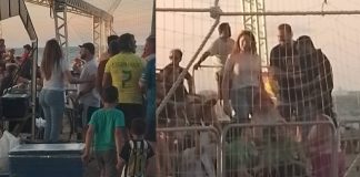 Pré-candidata do MDB, Andressa Pêra aparece no Beach Soccer em Penha e movimenta a arena