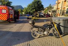 Idoso morre após bater motocicleta contra poste em Rio do Sul