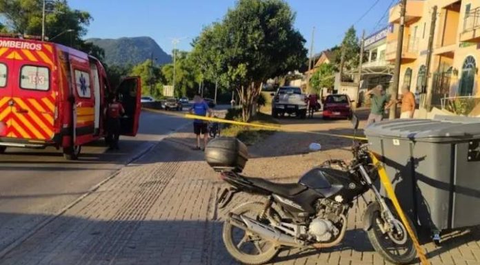 Idoso morre após bater motocicleta contra poste em Rio do Sul