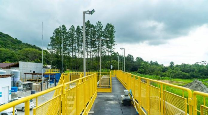 O trabalho 24 horas dos operadores de Estação de Tratamento de Água (ETA) em Penha