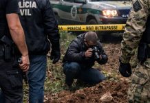 Flagrante macabro em SC: grupo é pego enterrando corpo em mata