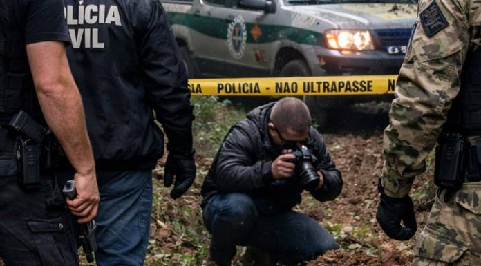 Flagrante macabro em SC: grupo é pego enterrando corpo em mata