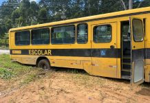 Ônibus escolar atola antes de iniciar rota e revolta pai de aluno em Penha