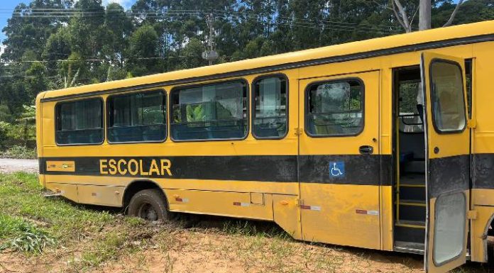 Ônibus escolar atola antes de iniciar rota e revolta pai de aluno em Penha