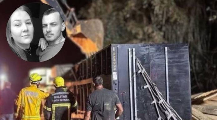 TRAGÉDIA NA SC-435: CAMINHÃO TOMBA E ESMAGA CARRO — CASAL À ESPERA DE UM BEBÊ MORRE NO LOCAL