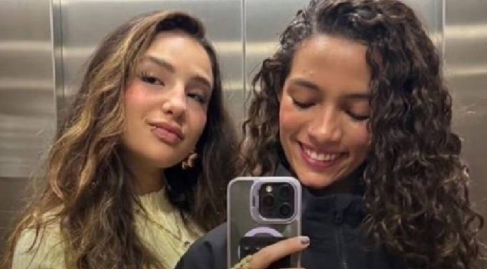 Skatista Rayssa Leal aparece com a namorada Duda Wilken durante passagem por Floripa