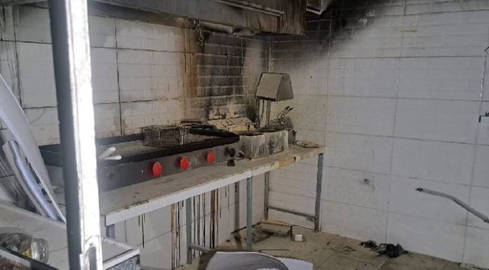 Incêndio atinge quiosque de alimentação em Navegantes e mobiliza bombeiros durante a noite