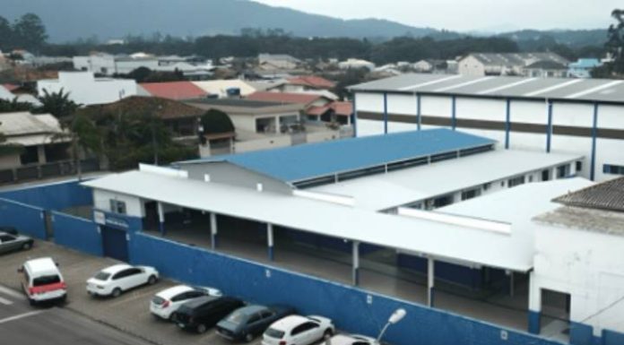 Depois de anos interditado, ginásio de escola em Penha será finalmente reformado