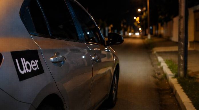 Motorista de aplicativo é rendida em assalto durante corrida na madrugada em Balneário Piçarras; carro é recuperado horas depois