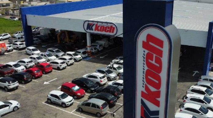 KOCH SAI NA FRENTE E ADOTA ESCALA 5X2 DE TRABALHO EM CIDADE DE SC