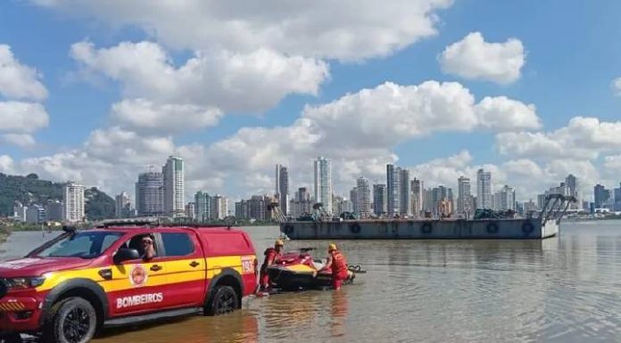 Corpo é encontrado boiando com braços amarrados no Rio Itajaí-Açu
