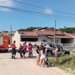 Carro atinge prédio e muro de casa após sequência de colisões em Araquari
