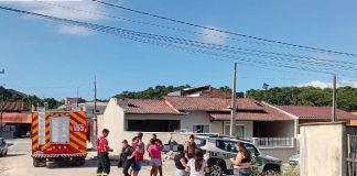 Carro atinge prédio e muro de casa após sequência de colisões em Araquari