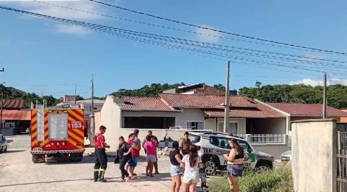 Carro atinge prédio e muro de casa após sequência de colisões em Araquari