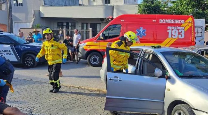 Acidente em Itapema deixa vítima presa nas ferragens e mobiliza equipes de resgate