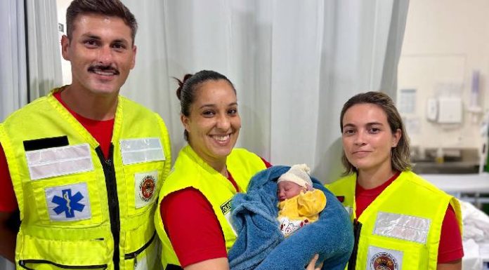 Bebê nasce antes da chegada ao hospital e bombeiros ajudam em parto emocionante em Barra Velha