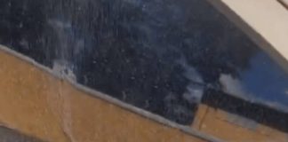 Carro tem vidro quebrado em Piçarras durante roçagem e motorista denuncia falta de sinalização em avenida