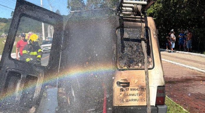 VEÍCULO PEGA FOGO E É DESTRUÍDO EM CAMBORIÚ