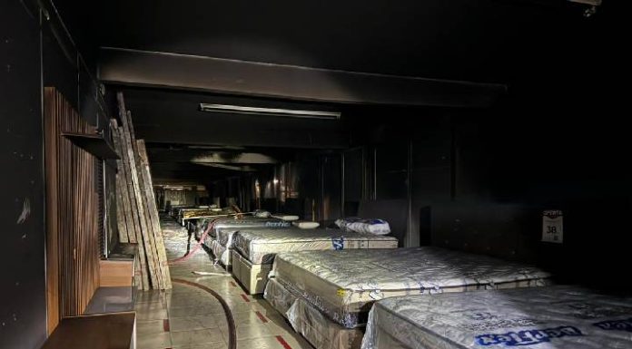 Incêndio atinge loja de móveis em Tijucas; fogo destruiu produtos