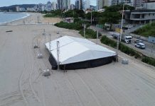 Montagem da estrutura do Conexão BP já movimenta a orla de Balneário Piçarras