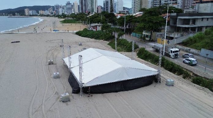Montagem da estrutura do Conexão BP já movimenta a orla de Balneário Piçarras