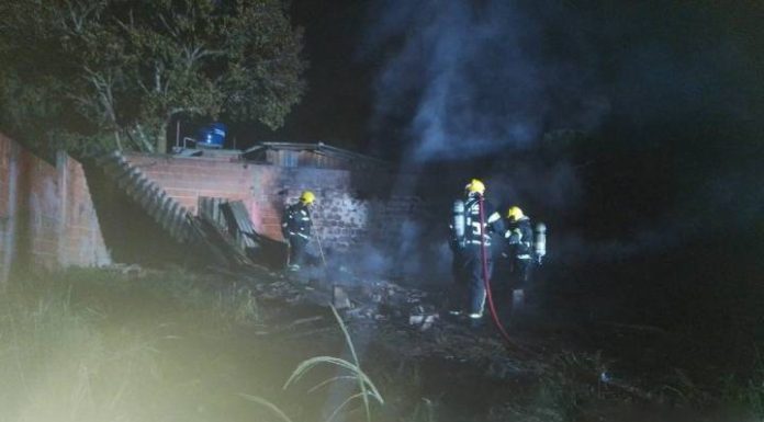 Incêndio destrói casa abandonada em Penha