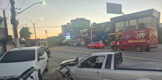 Motorista é agredido após colisão entre três carros na SC-414 em Penha