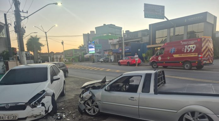 Motorista é agredido após colisão entre três carros na SC-414 em Penha