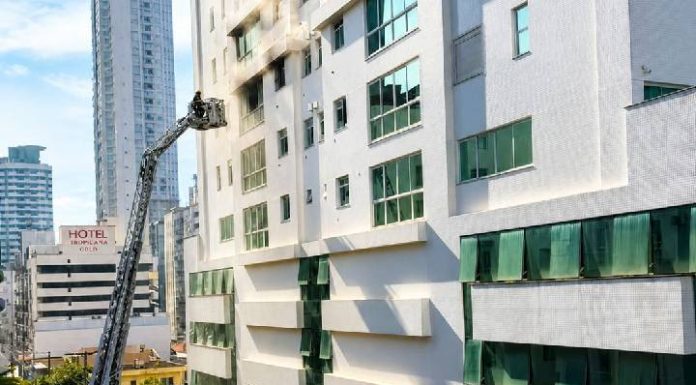 Incêndio com fumaça intensa em apartamento de BC prende mulher e duas crianças e resgate é feito por escada mecânica
