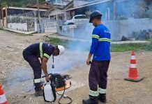 Fiscalização com fumacê identifica ligações irregulares na rede de esgoto