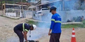 Fiscalização com fumacê identifica ligações irregulares na rede de esgoto