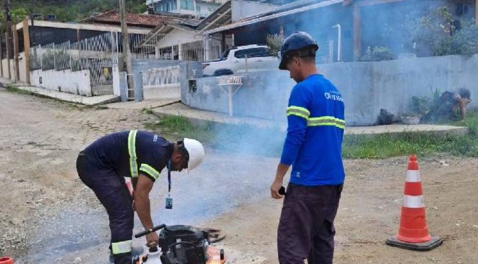 Fiscalização com fumacê identifica ligações irregulares na rede de esgoto