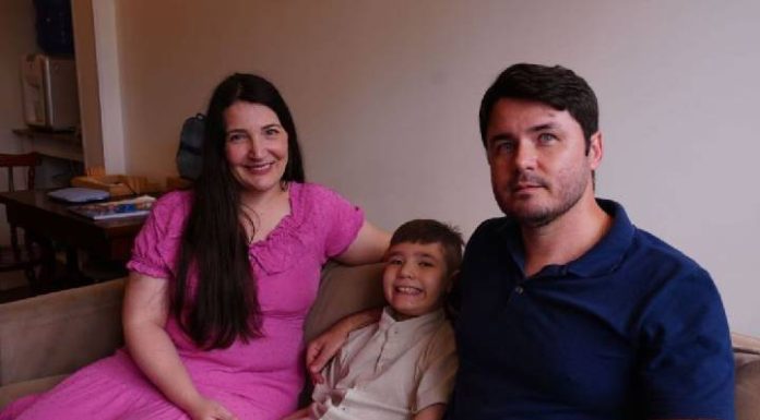 Menino de Penha transforma luta contra doença rara em lei e mobiliza estado inteiro