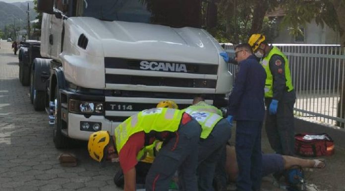 Homem morre após ser atropelado por caminhão no bairro Gravatá em Navegantes