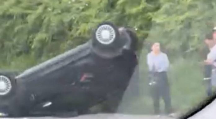 Carro capota na BR-101 perto do Postal Graal em Piçarras