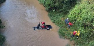 Mulher morre após carro cair em rio em Canelinha e mobilizar grande operação dos bombeiros
