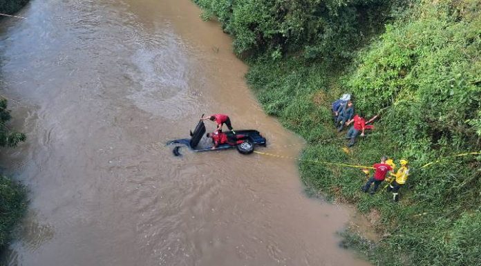 Mulher morre após carro cair em rio em Canelinha e mobilizar grande operação dos bombeiros