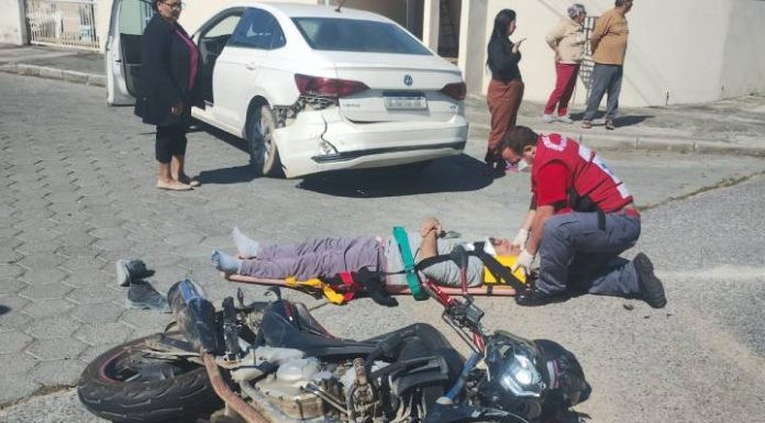Motociclista fica ferido após colisão com carro em Penha