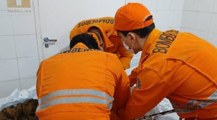 Idoso fica com anel preso no pênis e bombeiros levam duas horas para fazer remoção