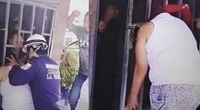 Mulher fica com cabeça presa em portão ao tentar espiar casa de vizinha