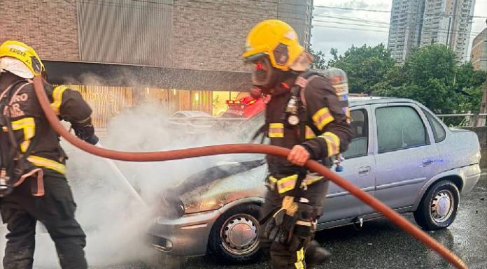 Carro pega fogo na marginal da BR-101 em Itapema