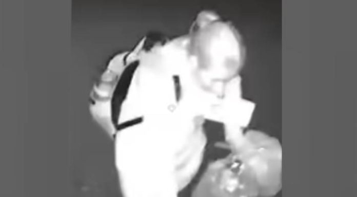 Mulher invade casa em Piçarras e foge com bicicleta após ser flagrada por câmeras