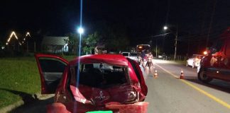 Grave acidente em Penha deixa menina de 11 anos gravemente ferida após colisão entre van e carro