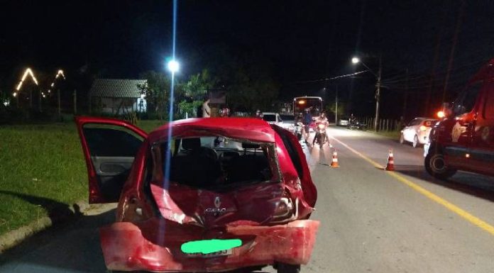 Grave acidente em Penha deixa menina de 11 anos gravemente ferida após colisão entre van e carro