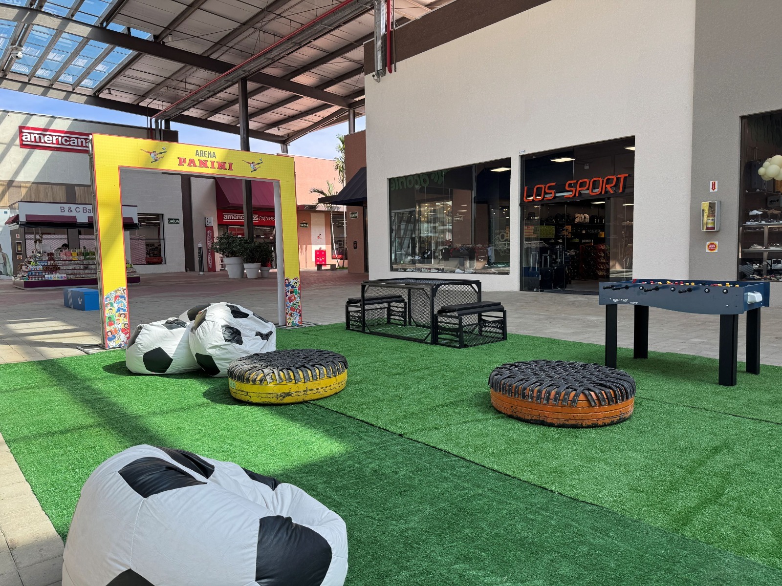 Tradição das figurinhas da Copa 2026 ganha arena esportiva e movimenta público no Porto Belo Outlet Premium 1 WhatsApp Image 2026 05 13 at 09.23.01